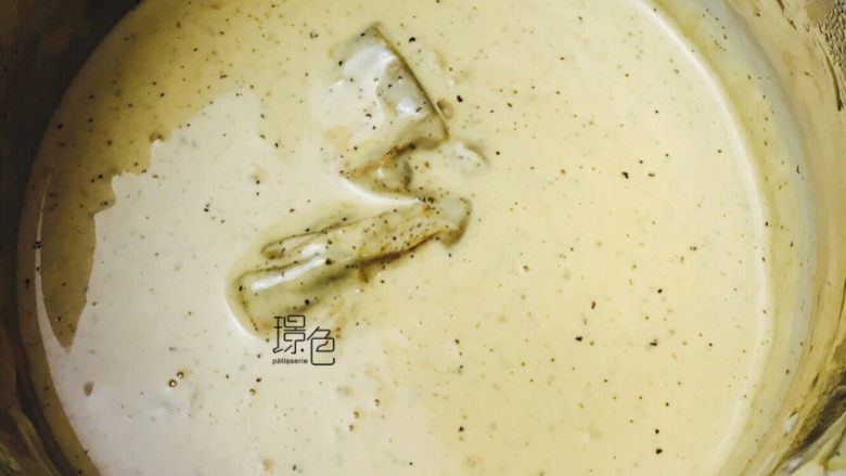 伯爵红茶烤布蕾<Earl Grey Crème Brûlée>,盖上盖子（或表面包一层保鲜膜）放置10分钟，把伯爵红茶的香味闷出来