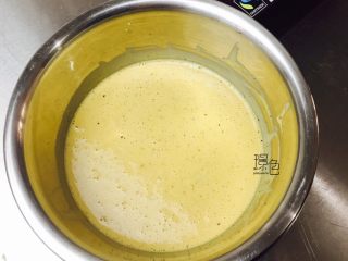 伯爵红茶烤布蕾<Earl Grey Crème Brûlée>,将煮好的红茶奶油缓慢倒入到蛋黄液中，并搅拌均匀