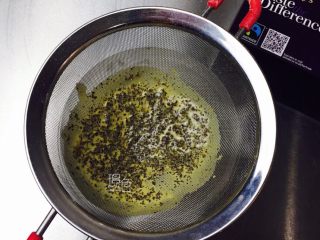 伯爵红茶烤布蕾<Earl Grey Crème Brûlée>,筛掉茶渣和气泡