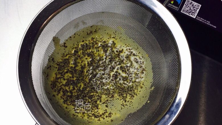 伯爵红茶烤布蕾<Earl Grey Crème Brûlée>,筛掉茶渣和气泡