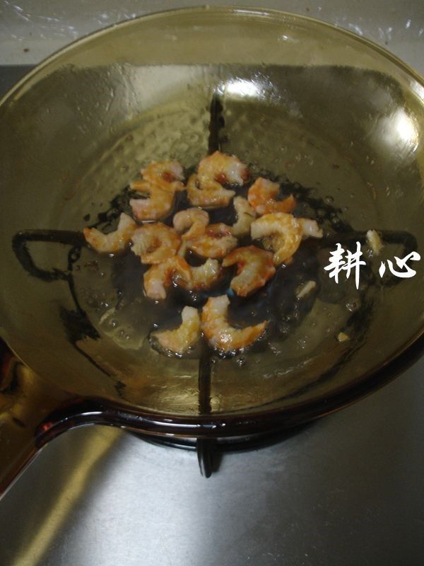 香菇炒松花菜,放入虾米，爆香。