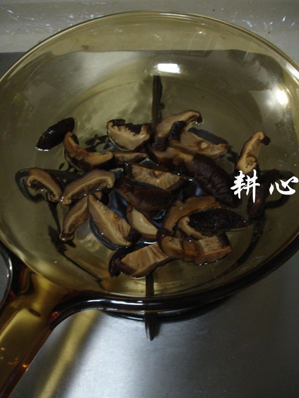香菇炒松花菜,原锅倒入适量的葡萄芥花籽油。，放入香菇，倒入少许清水。