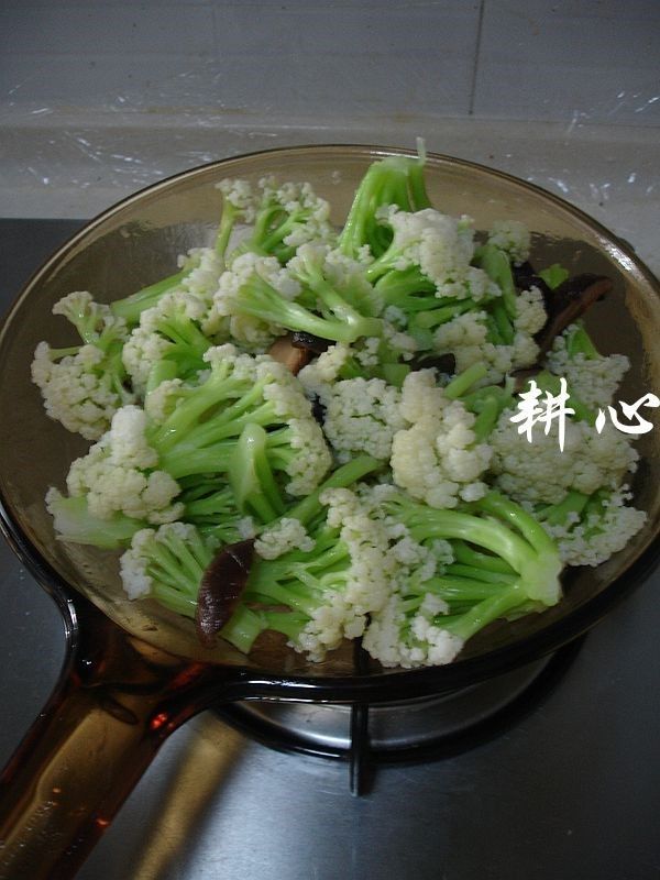 香菇炒松花菜,放入松花菜。