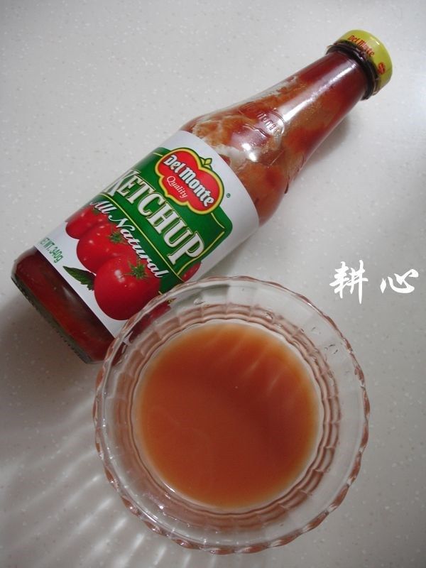 圣女果鸡肉煲,预备芡汁（适量的<a style='color:red;display:inline-block;' href='/shicai/ 726'>番茄汁</a>、生粉和清水拌匀）。
