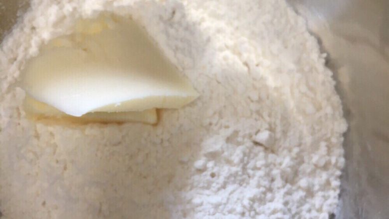 日式南瓜造型面包,将B的材料称量在另一个面包盆中														
														