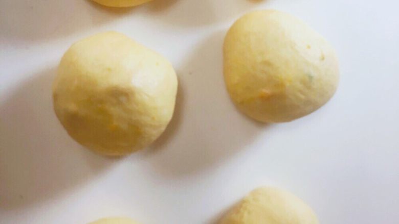 日式南瓜造型面包,将一次发酵后的面团分成6等份。					将面团重新团成团后，缝口，盖上湿毛巾，醒面(十分钟)														
																							
														