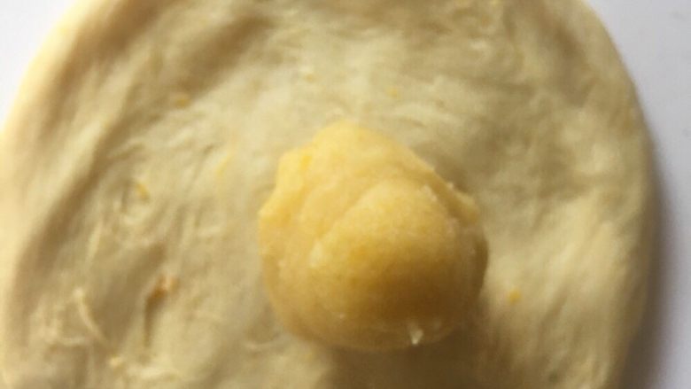 日式南瓜造型面包,面团开成直径约9-10cm片状，包入南瓜馅，收口捏紧