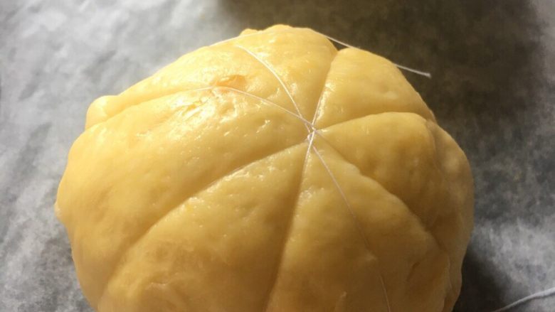 日式南瓜造型面包,棉绳绑成米字形