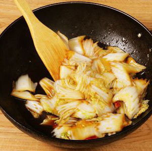 酸辣白菜,将碗汁延锅边慢慢搅动，不能让汤汁沾锅