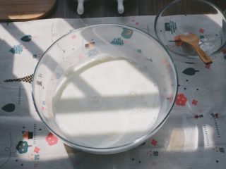 奇亚籽布丁,酸奶和牛奶搅拌均匀，充分混合（有搅拌机就棒了，没有的和我一样靠臂力吧）
