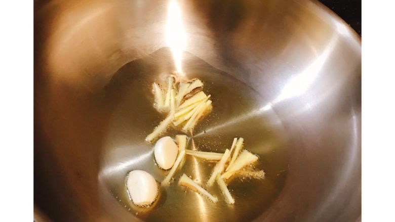 红烧牛蛙,锅热倒油 放入姜丝和蒜头爆香