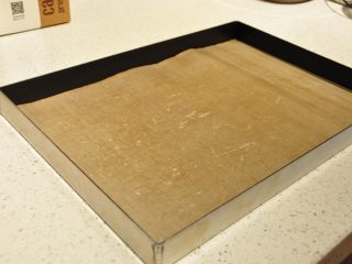 日式豆乳盒子蛋糕,烤盘放入油布（油纸）备用。