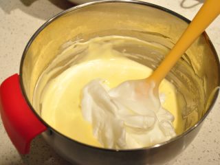 日式豆乳盒子蛋糕,以翻拌和切拌的方法，将蛋白霜和蛋黄糊混合均匀