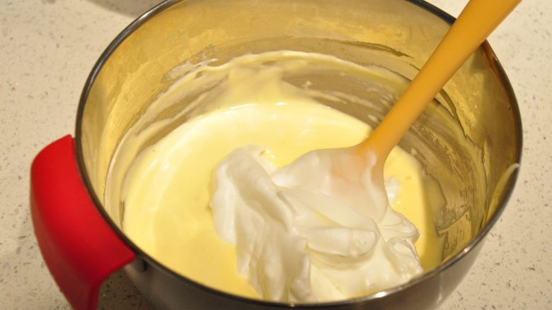 日式豆乳盒子蛋糕,以翻拌和切拌的方法，将蛋白霜和蛋黄糊混合均匀