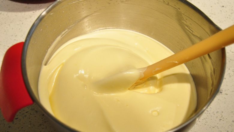 日式豆乳盒子蛋糕,将混合好的面糊倒回到剩余的蛋白霜中，混合均匀，混合好的面糊呈现光滑、细腻、轻盈的状态。