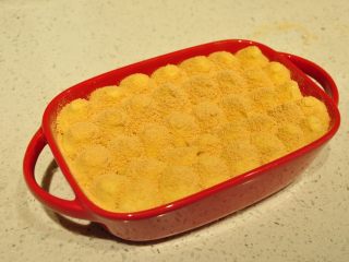 日式豆乳盒子蛋糕,最后再筛上一层黄豆粉。放入冰箱准藏3小时后再食用。