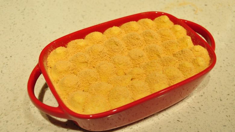 日式豆乳盒子蛋糕,最后再筛上一层黄豆粉。放入冰箱准藏3小时后再食用。