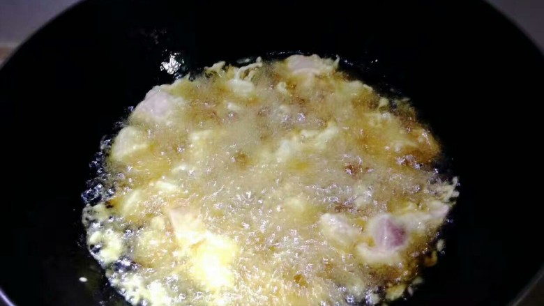 菠萝咕咾肉,下油锅将肉炸制成熟。