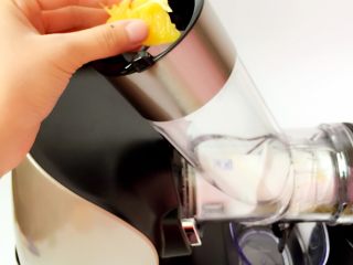 鲜榨橙汁,按下启动键，将食材缓慢放入料理桶。