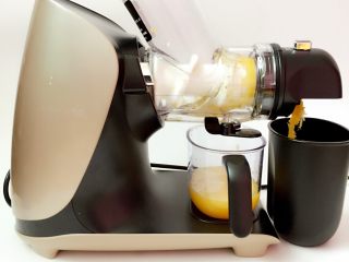 鲜榨橙汁,工作中的原汁机
