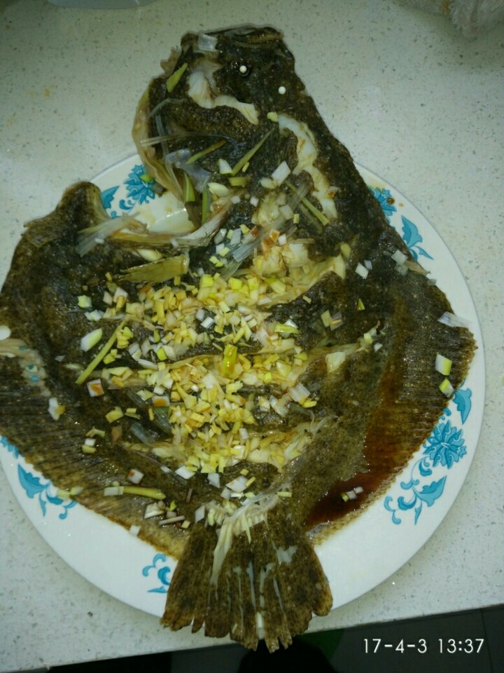 清蒸多宝鱼,上锅蒸10分钟，倒掉盘中水分，撒上葱姜沫。淋上鱼豉油。