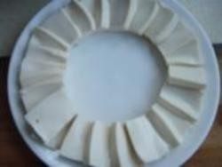 皮蛋豆腐,1.将豆腐切成大小一致的长方形片，并整齐摆入盘中。