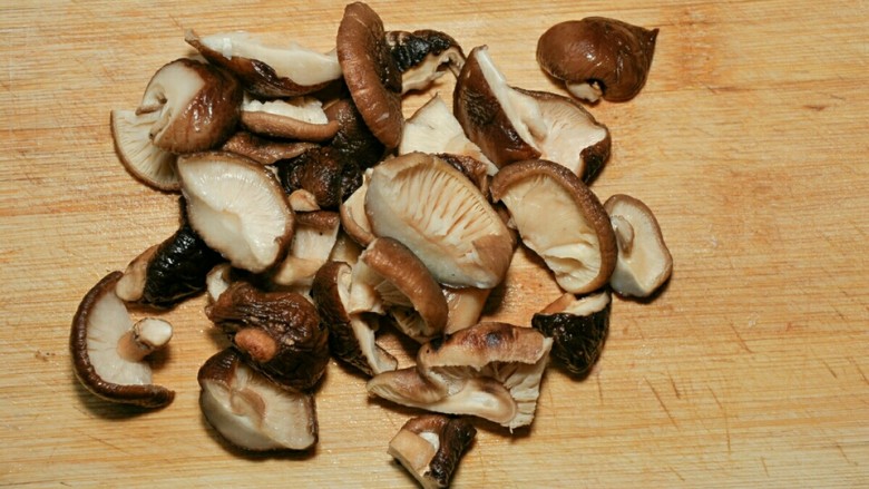 香菇上海青,香菇切块。