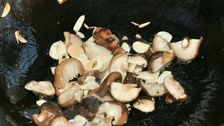 香菇上海青,再放入香菇炒熟。