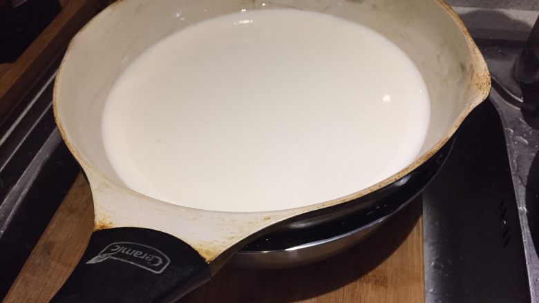 芒果奶酪布丁,吉利丁片融化后将平底锅隔水降温，在降温的过程中可以将芒果去皮打成芒果泥