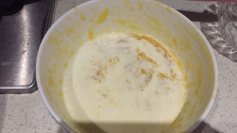 芒果奶酪布丁,用降温好的牛奶倒一些与芒果泥中，搅拌均匀至流质状态