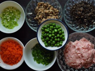 烧卖,胡萝卜切丁，木耳香菇剁碎，葱白葱绿切好分开放，肉用料理机搅成泥