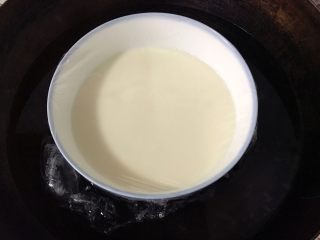 奶黄冰皮月饼,给冰皮面糊，盖一层保鲜膜，防止水份滴入，放入烧开的锅中，中火蒸30分钟左右，将冰皮面糊蒸透。