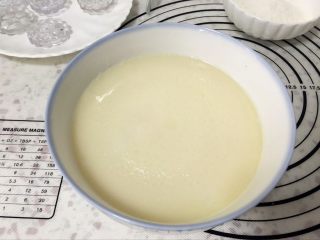 奶黄冰皮月饼,蒸好的冰皮面糊，上面有一层浮油，我们一会把它揉进面团。