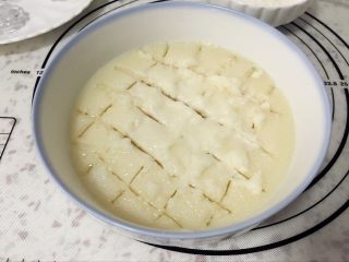 奶黄冰皮月饼,刚刚蒸好的冰皮面糊，比较烫，这个时候我们用筷子划开，更好的散热。