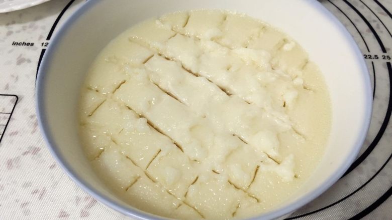 奶黄冰皮月饼,刚刚蒸好的冰皮面糊，比较烫，这个时候我们用筷子划开，更好的散热。