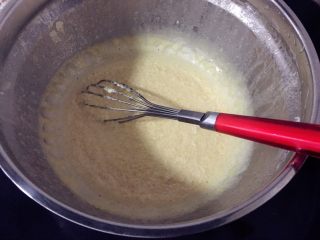 奶黄冰皮月饼,将奶粉、澄粉、炼奶混合进进去，用手动打蛋器，搅拌均匀无颗粒，放入烧开水的锅中，盖上锅盖蒸5分钟。