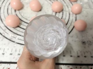 奶黄冰皮月饼,现在给模具做防粘处理，在月饼模上涂一层淡淡和糕粉，涂好后轻轻拍掉多余的粉。