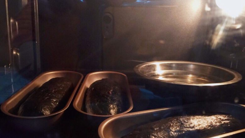 黑可可热狗包,放入烤箱二次发酵，50分钟左右。