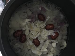 紫薯银耳羹,所有食材放入压力锅，放水没过食材。