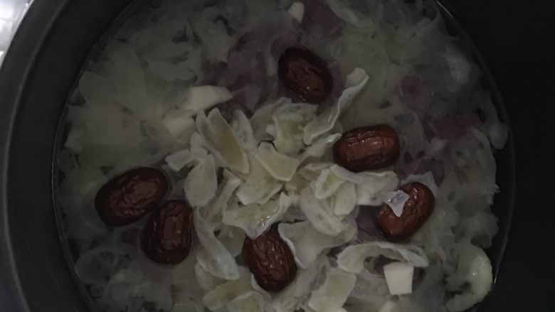 紫薯银耳羹,所有食材放入压力锅，放水没过食材。