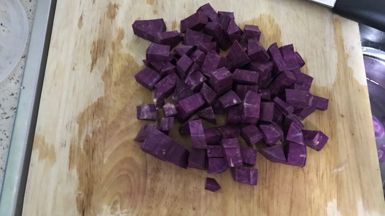 紫薯银耳羹,紫薯切丁。