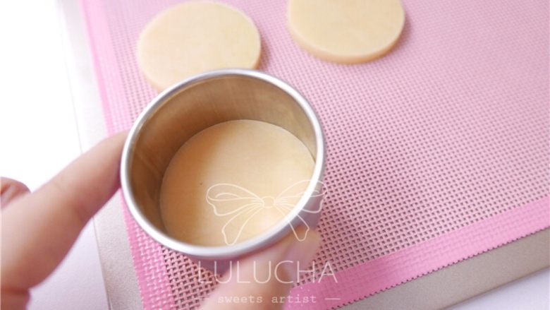 超平整的糖霜饼干底,可以用饼干切模，直接cut出形状，放在专用烤网上