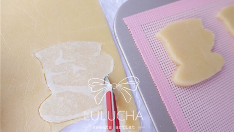 超平整的糖霜饼干底,也可以用油纸剪出形状，小刀刻出饼干形状。放在烤网上。