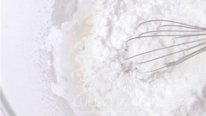 皇室糖霜基础配方和状态,蛋白混合液倒入糖粉