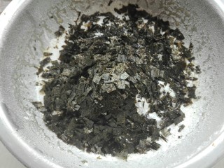 海苔阿拉棒,筛入粉类，放盐，熟黑芝麻，海苔碎