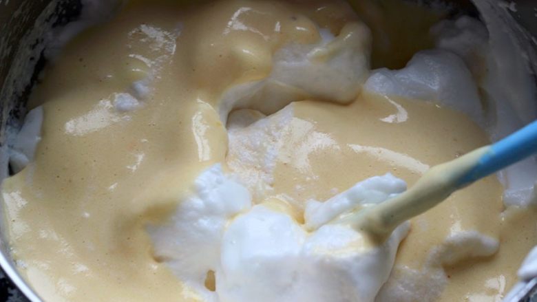 小山海绵蛋糕卷, 再将剩余的蛋白霜与步骤5混合，切拌均匀