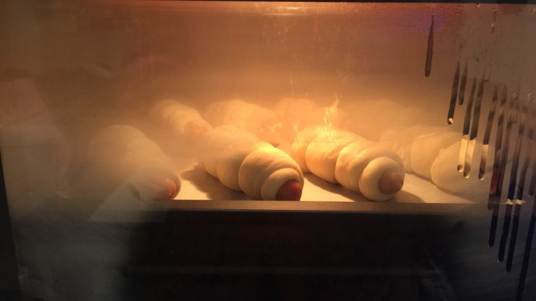 #东菱面包机#肠仔面包,UKOEO蒸烤箱：高温蒸汽、180度、20分钟中层