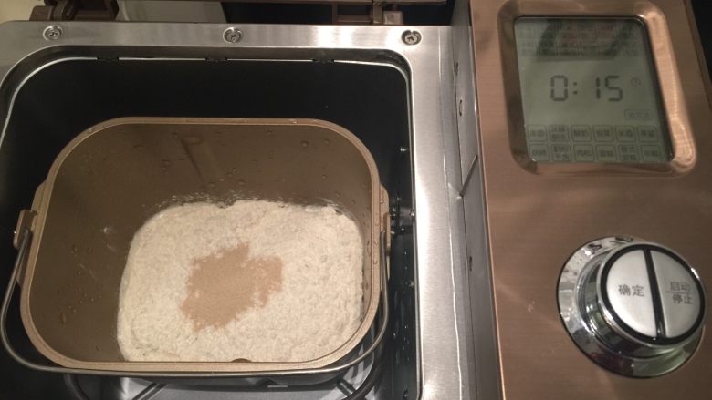 #东菱面包机#肠仔面包,将所有的材料从液体到粉类顺序放入东菱面包机桶内，启动和面功能，20分钟