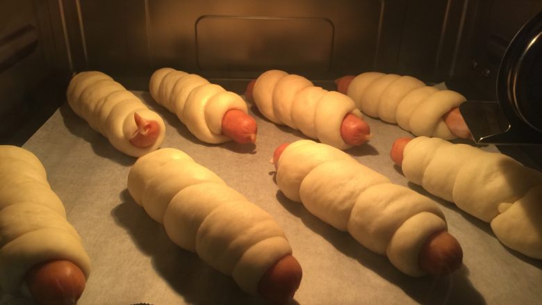 #东菱面包机#肠仔面包,烤箱启动发酵功能，二发40分钟