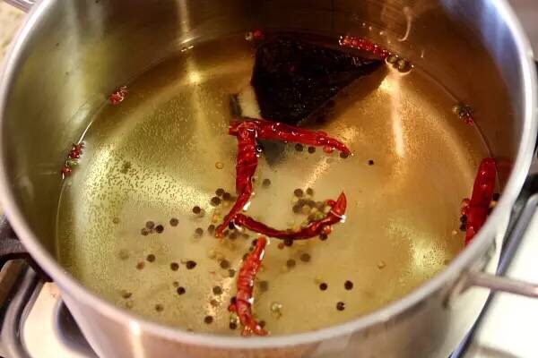 【下饭菜】腌菜集锦,在锅中加入清水、盐、花椒、辣椒，大火煮沸后，熄火冷却